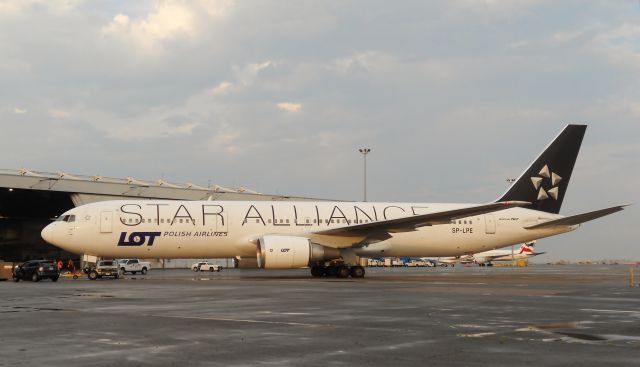 BOEING 767-300 (SP-LPE) - diversion from JFK