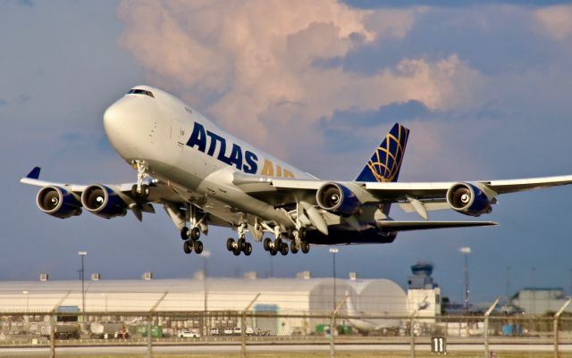 Boeing 747-400 (N409MC)