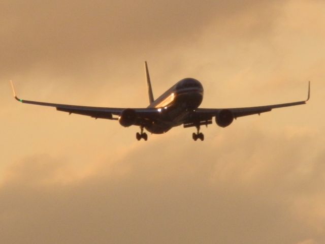 BOEING 767-300 (N377AN)