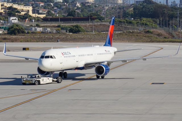 Airbus A321 (N388DN)