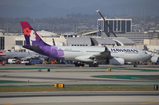 Airbus A330-200 (N390HA)