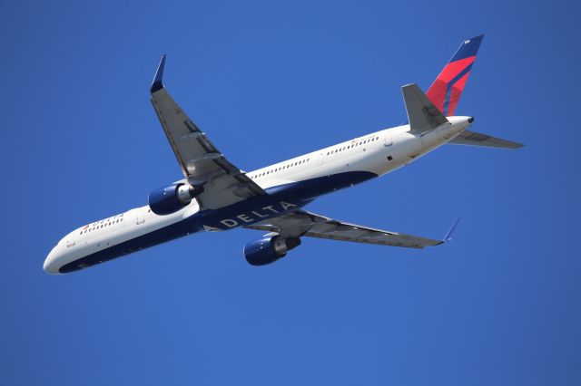 BOEING 757-300 (N593NW)