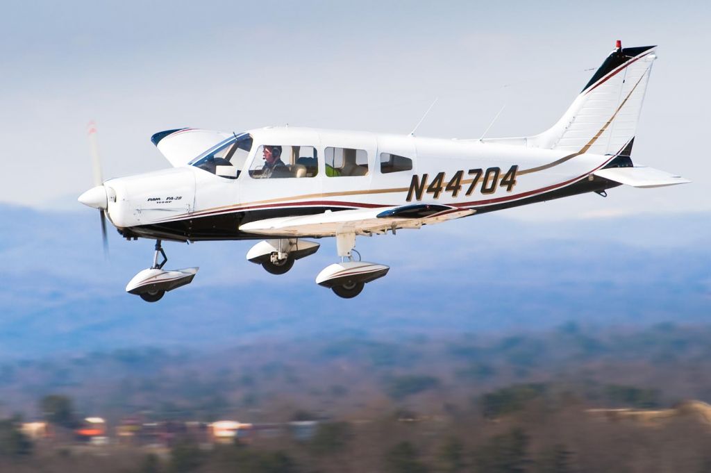 Piper Cherokee (N44704) - 4.March.2010 - Arriving on 24 with the wind all over the place.