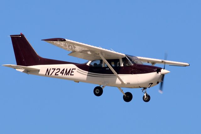 Cessna Skyhawk (N724ME) - Landing rwy 23