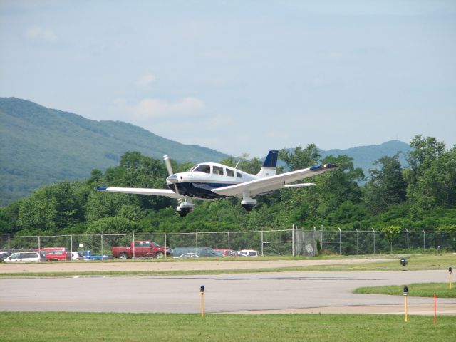 Piper Cherokee (N699LG)