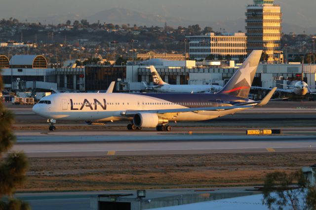 BOEING 767-300 (CC-CZW)