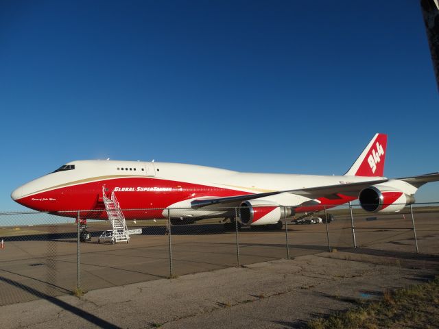 Boeing 747-400 (N744ST)