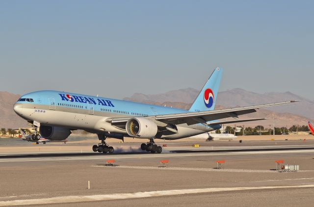 Boeing 777-200 (HL7530) - HL7530 Korean Air Boeing 777-2B5/ER (cn 27945/59)br /br /McCarran International Airport (KLAS)br /Las Vegas, Nevadabr /TDelCorobr /January 15, 2014