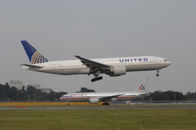 Boeing 777-200 (N79011) - Final Approach to NRT Airport Runway 16R on 2011/10/8