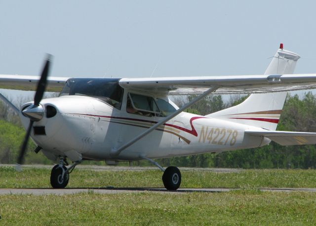Cessna Skylane (N42278) - Taxiing to runway 14 via taxiway Foxtrot at the Shreveport Downtown airport.