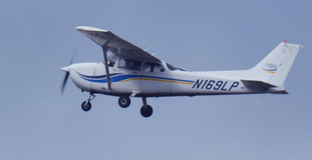 Cessna Skyhawk (N169LP) - Shown here is a 1999 Cessna 172S Skyhawk in the Autumn of 2024.