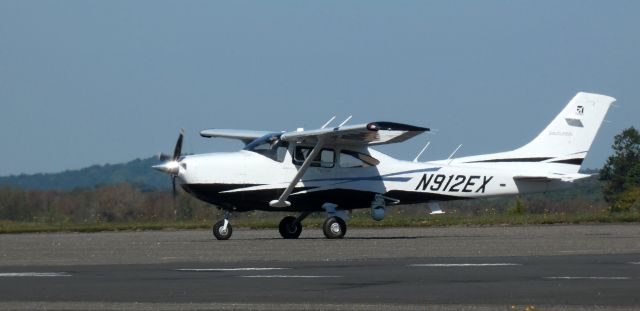 Cessna Skylane (N912EX) - Taxiing to parking is this 2010 Cessna 182T Skylane in the Autumn of 2023.