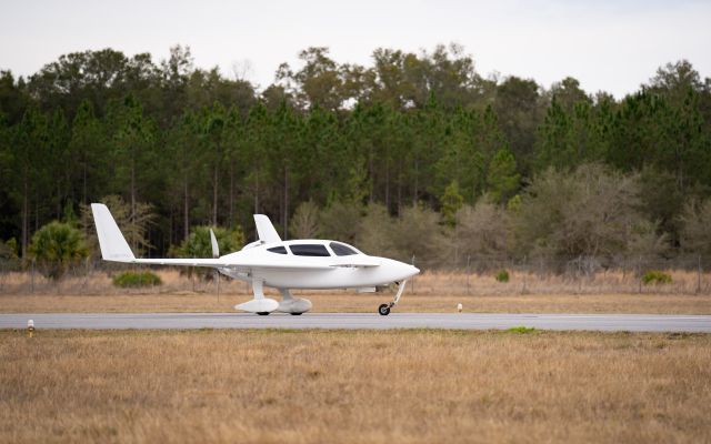 VELOCITY Velocity (N827PM) - Helping a PPC pilot get pre-flighted when this Velocity rolled by.