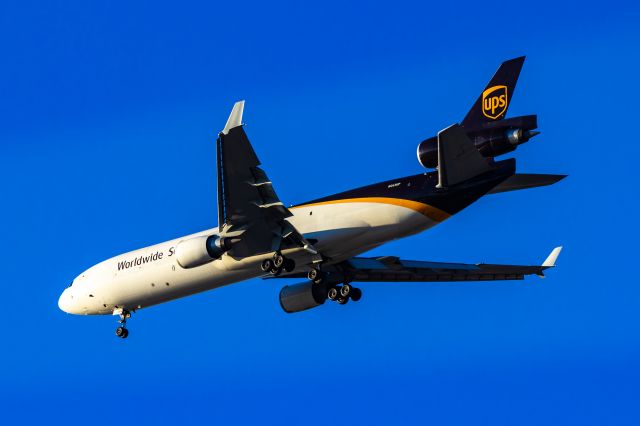 Boeing MD-11 (N263UP) - UPS MD11 landing at PHX on 10/31/22. Taken with a Canon 850D and Tamron 70-200 G2 lens.