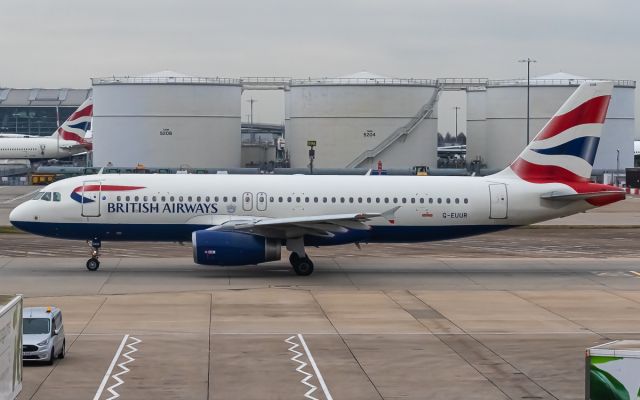 Airbus A320 (G-EUUR)