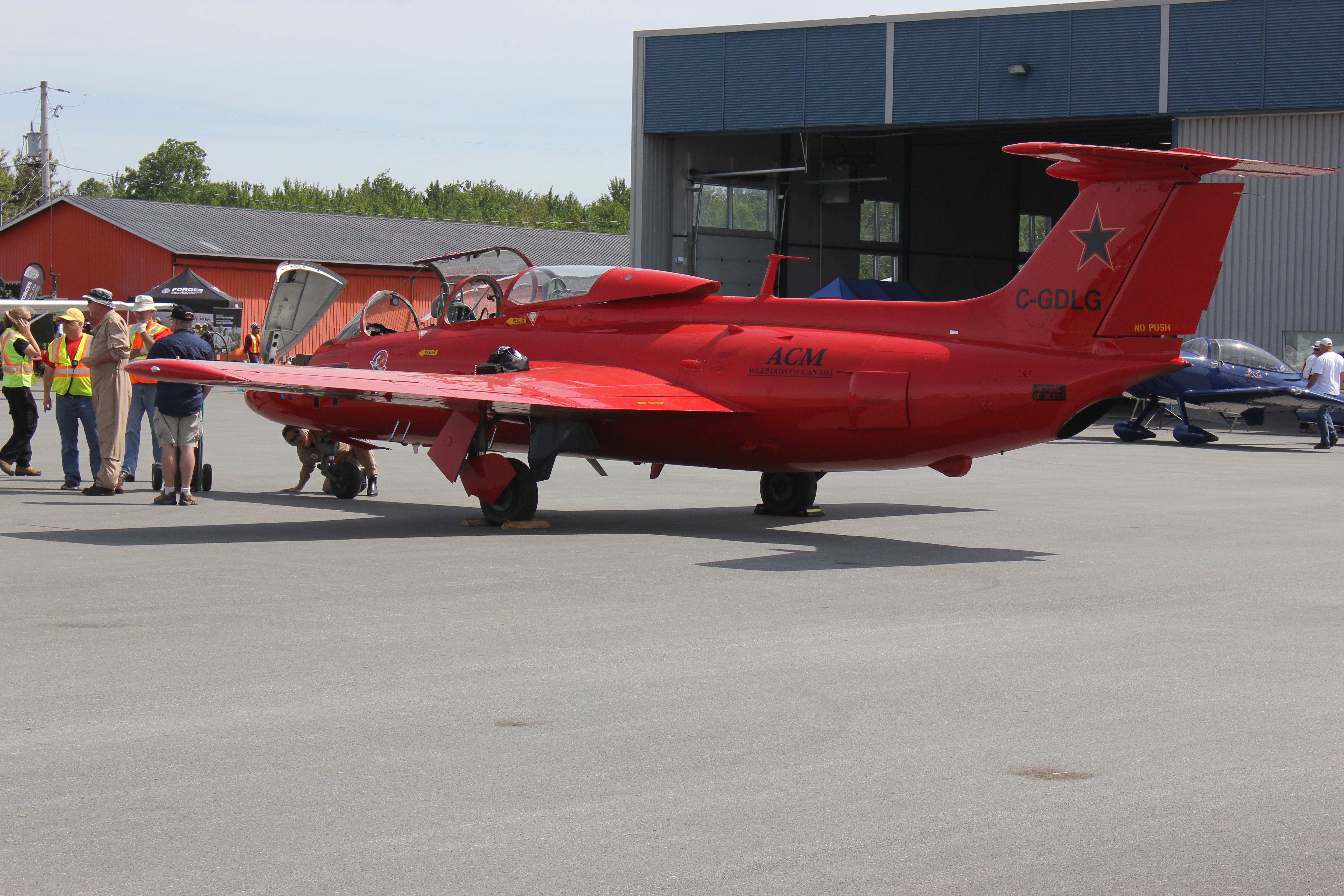 Cessna Conquest 1 (C-GDLG) - C-GDLG Aero L-29 Delfin à laéroport de Sherbrooke CYSC QC. pour un Fly-in les Faucheurs de Marguerites 16-06-2018. Acer Cold WAR Museum