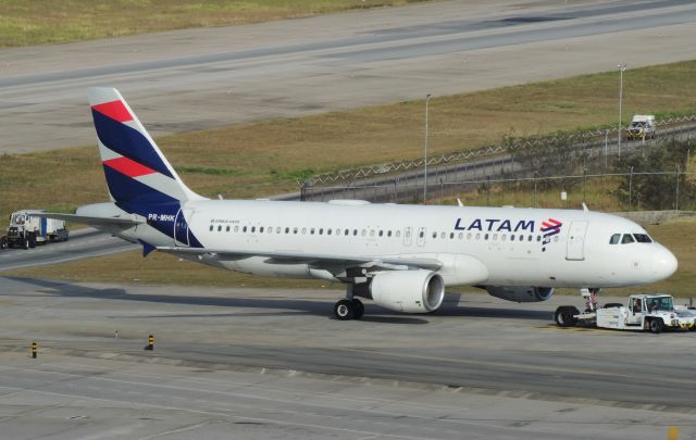 Airbus A320 (PR-MHK)