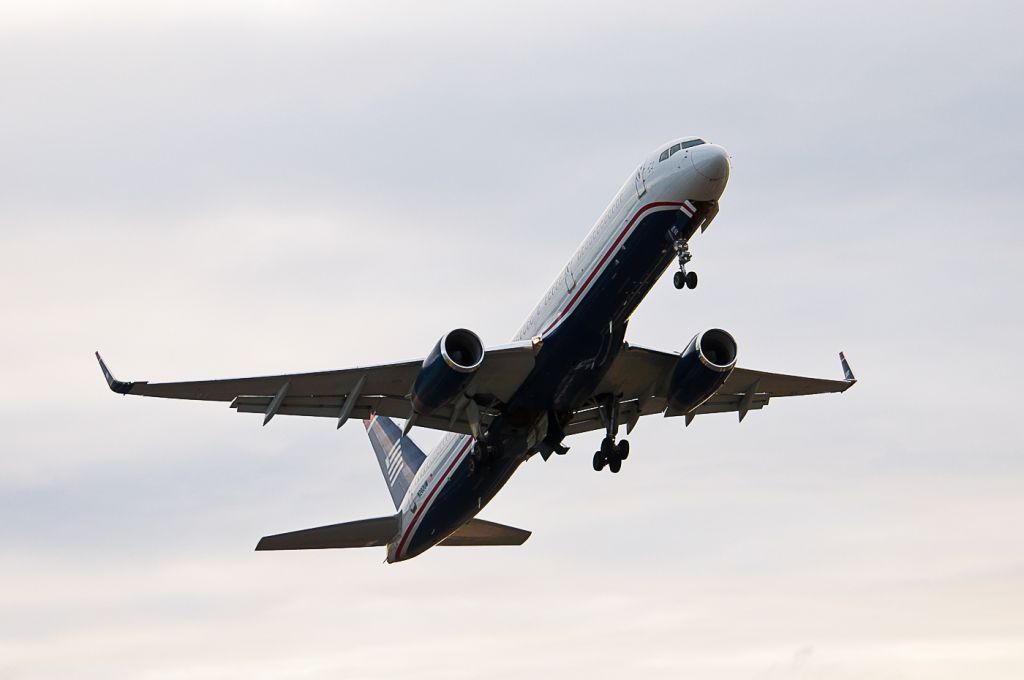 Boeing 757-200 (N202UW)