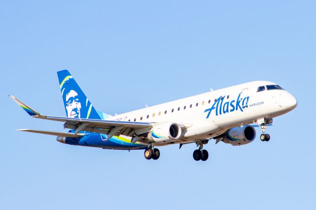 Embraer 175 (N628QX)