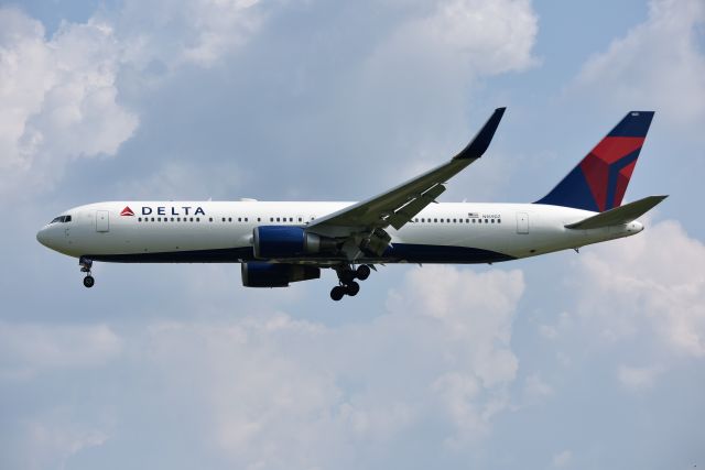 BOEING 767-300 (N169DZ) - 08-12-18 5-R