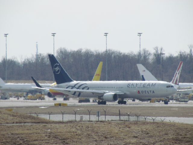 BOEING 767-300 (N175DZ)