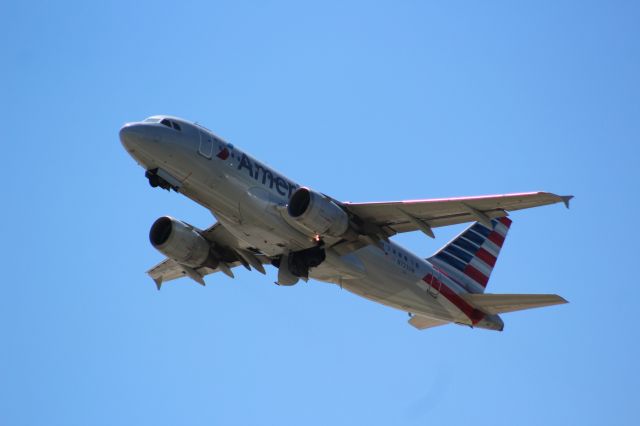 Airbus A319 (N723UW) - Plane Type: 1999 Airbus A319-112br /Route: CLT-YULbr /Airline: American Airlines br /Livery: br /Registration: N723UWbr /Owned By: Wells Fargo Trust Co NA Trusteebr /Runway: 36C