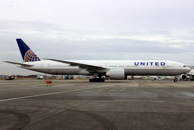 BOEING 777-300ER (N2644U) - Taxiing to depart rwy 27L on 31-Dec-17 operating flight UAL4 to KIAH.