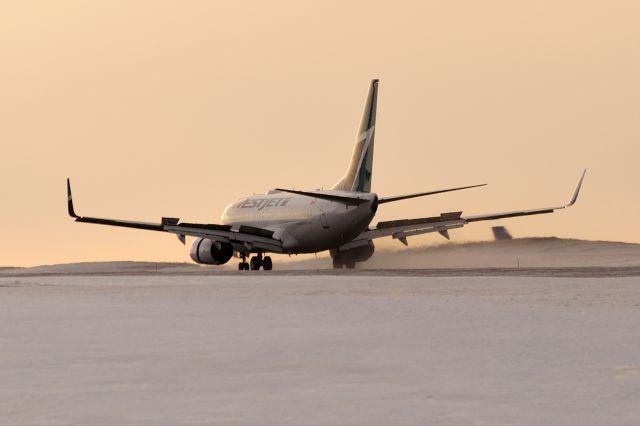 Boeing 737-700 (C-GWCN)