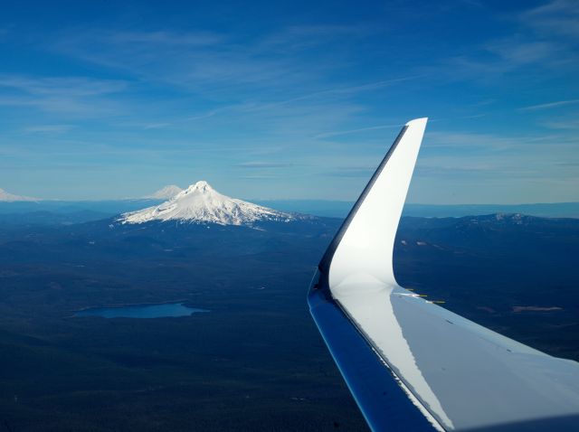 Dassault Falcon 2000 (N900FS) - Mt. Hood in the foreground