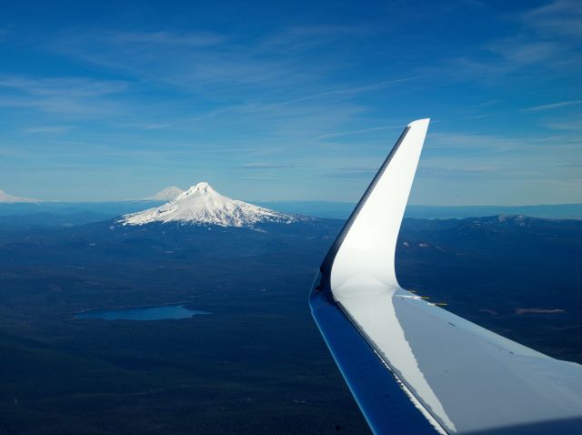 Dassault Falcon 2000 (N900FS) - Mt. Hood in the foreground