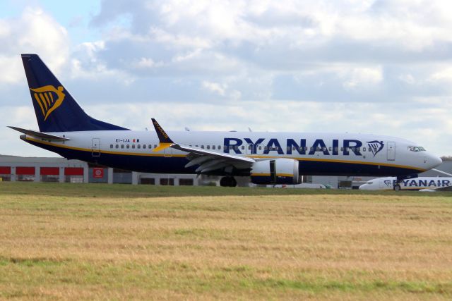 Boeing 737 MAX 8 (EI-IJA) - Landing on rwy 22 on 16-Feb-24 operating flight RYR1136 from EVRA.