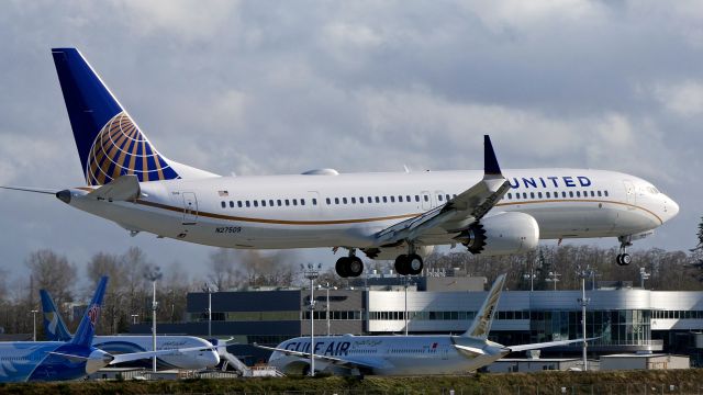 Boeing 737 MAX 9 (N27509) - BOE109 on short final to Rwy 16R during a C1 flight from KBFI on 11.27.18. (ln 7253 / cn 43443).