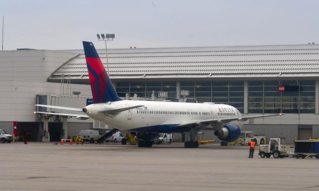 Boeing 757-200 (N684DA) - Delta Boeing 757-232 N684DA in Detroit 