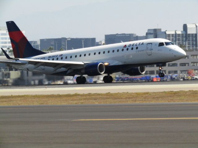 Embraer ERJ 175 (N638CZ) - Taking off RWY 20R