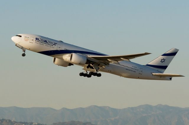 Boeing 777 (N4XECA) - An El Al Boeing 777-200 on take off @ LAX.