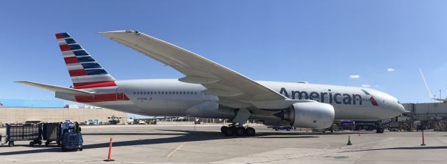 Boeing 777-200 (N750AN) - Phoenix sky harbor international airport 02OCT22