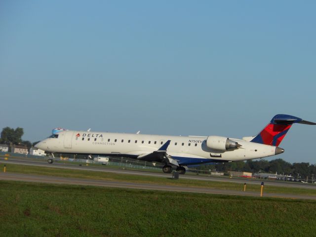 Canadair Regional Jet CRJ-700 (N750EV)