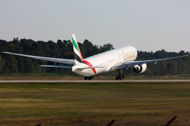 BOEING 777-300ER (A6-ECE)