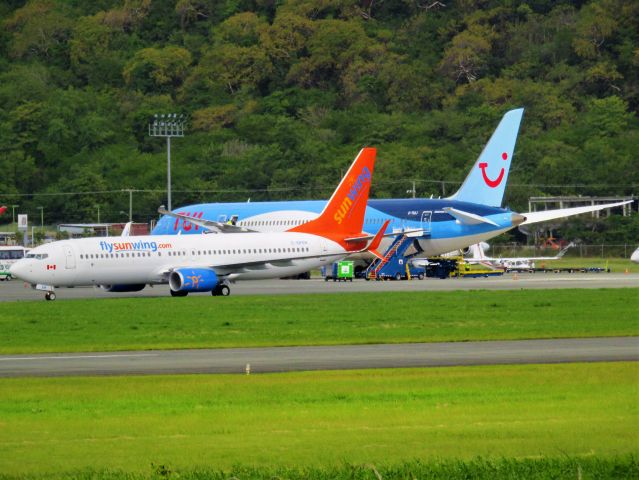 Boeing 737-800 (C-FYLC)