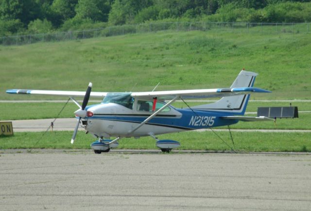 Cessna Skylane (N21315) - on the ground at Butler County KHAO