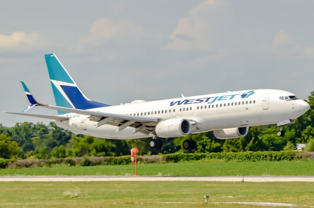 Boeing 737-800 (C-GYSD)