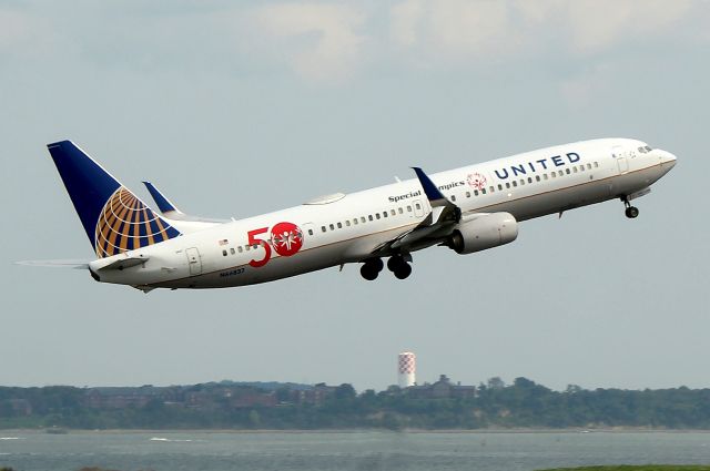 Boeing 737-900 (N66837) - Uniteds newest special livery commemorating the 50th anniversary of the Special Olympics