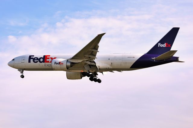 BOEING 777-200LR (N868FD)