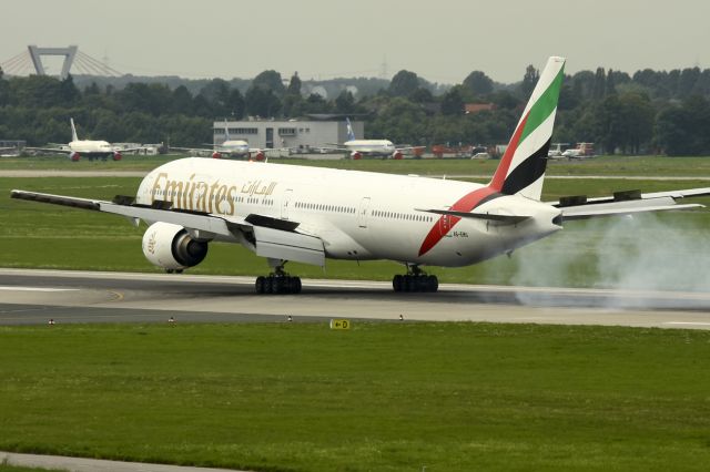 Airbus A340-300 (A6-EKS)