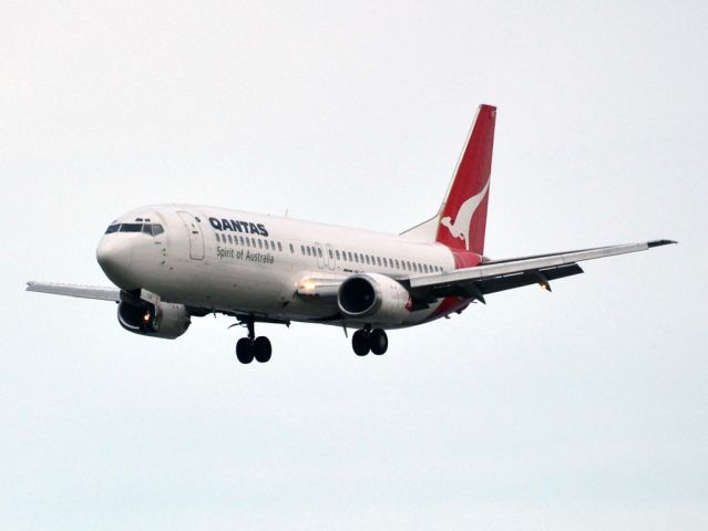 BOEING 737-400 (VH-TJS) - A Qantas old girl on short finals for runway 05. Thursday 12th July 2012.