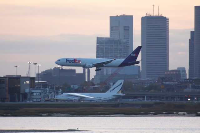 BOEING 767-300 (N184FE)