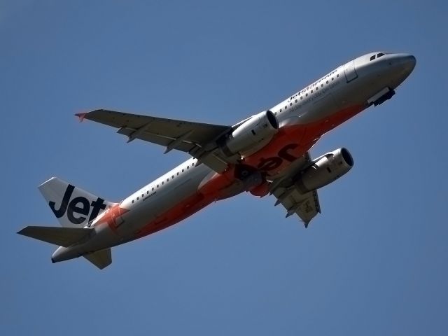 Airbus A320 (VH-VQO) - Getting airborne off runway 23.