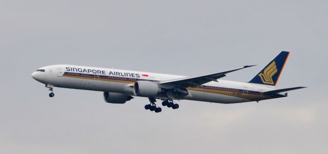 BOEING 777-300 (9V-SWS)