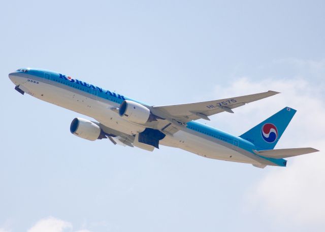 Boeing 777-200 (HL7575) - At DFW.