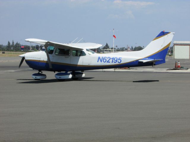 Cessna Skyhawk (N62195) - Taxiing to RWY 26L